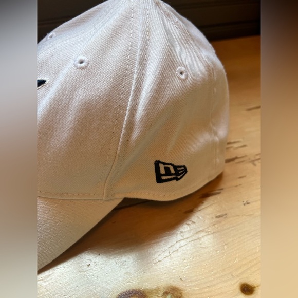 New Era White Atlanta braves Cap with Black Logo - Picture 2 of 6